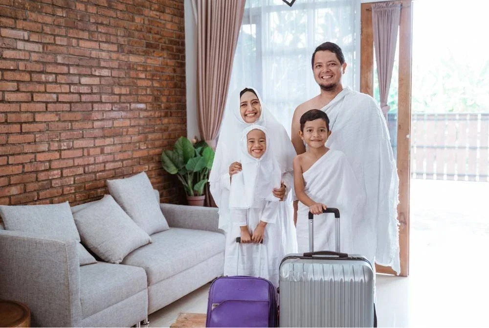 JANGAN musnahkan impian ke Tanah Suci dan semaklah dengan teliti pakej yang ditawarkan di pasaran. Foto Canva