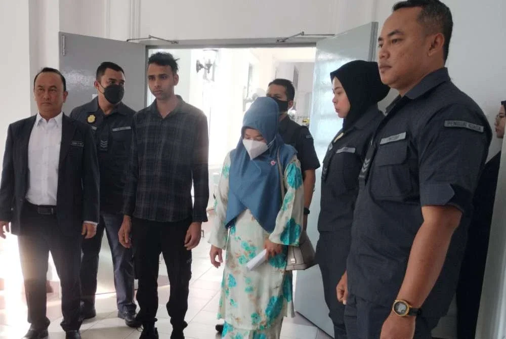 Sultan (tiga dari kiri) dan Anita (tiga dari kanan) di Mahkamah pada Jumaat.