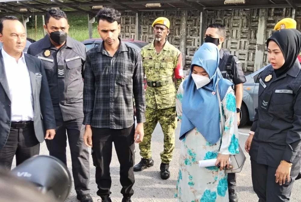 Sultan (tiga dari kiri) dan Anita (dua dari kanan) tiba di mahkamah pada Jumaat.