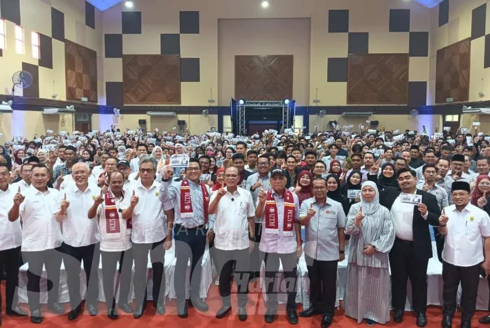 Wan Rosdy (tengah) bergambar dengan mahasiswa universiti anak Pahang pada Majlis Pelancaran IM Pahang Kluster Siswa 2026 di Dewan Sri Perdana, Kolej Perdana, UTM Skudai pada Jumaat.