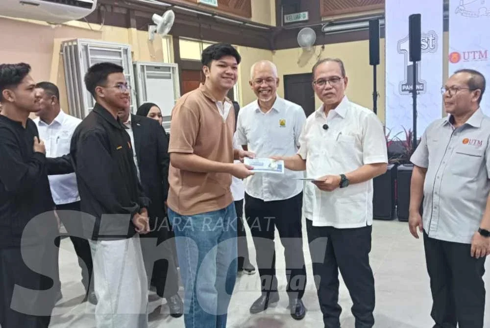 Wan Rosdy (dua dari kanan) menyantuni mahasiswa universiti anak Pahang sempena Majlis Pelancaran IM Pahang Kluster Siswa 2026 di Dewan Sri Perdana, Kolej Perdana, UTM Skudai pada Jumaat.