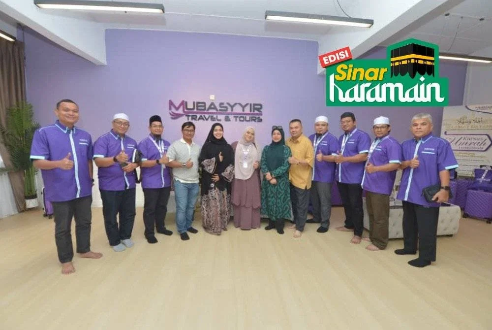 INTAN (enam dari kanan) bergambar bersama staf Mubasyyir selepas sidang akhbar di pejabatnya di Shah Alam pada Selasa. 