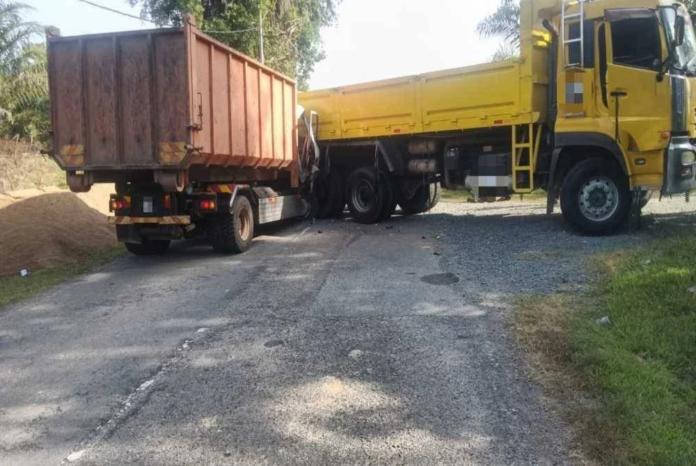 Seorang lelaki maut selepas lori dipandunya merempuh sebuah lori lain yang berada dalam kedudukan melintang di tengah jalan di Kilometer 24 Jalan Jerantut-Pulau Tawar-Jengka 24, Jerantut pada Jumaat.