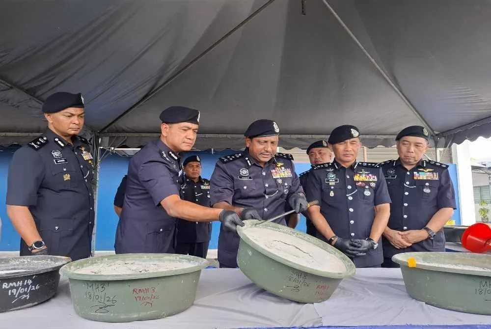 Hussein (tengah) menunjukkan rampasan dadah jenis MDMA yang telah diproses dan disorok dalam bentuk ketulan campuran simen seberat kira-kira 618.24 kilogram yang didalangi sindiket antarabangsa.