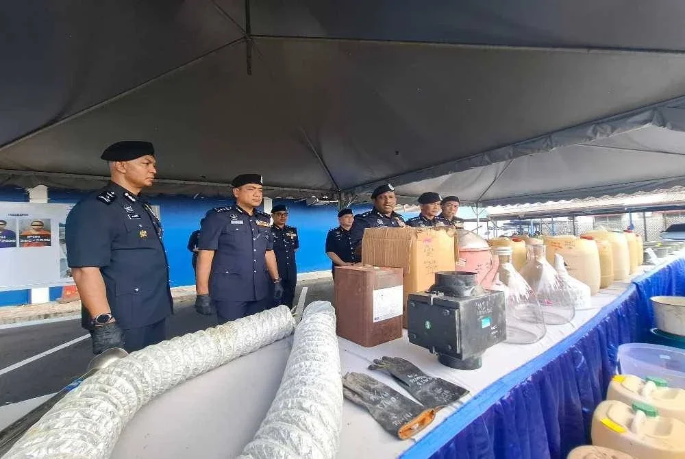 Pelbagai peralatan memproses dadah turut dirampas dalam serbuan Jabatan Siasatan Jenayah Narkotik (JSJN) ke atas stor penyimpanan dadah yang beroperasi di sebuah banglo di Jalan Tun Dr Ismail di Ipoh, 16 Januari lalu.