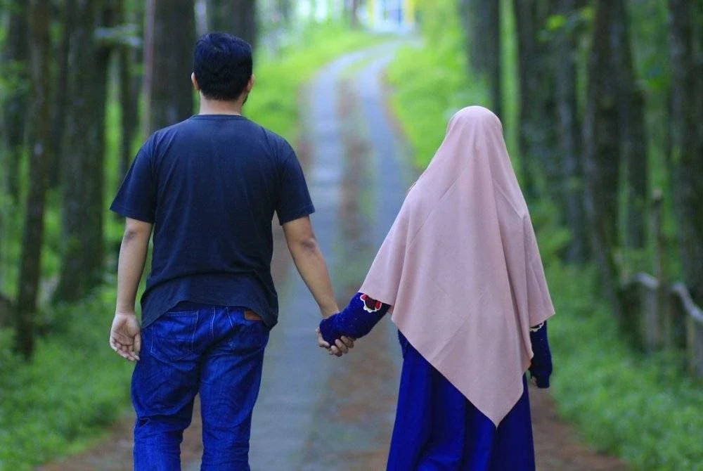 KETIKA anak-anak di asrama, ibu bapa boleh meluangkan kembali masa untuk bersama bagi mengeratkan hubungan. Foto Canva