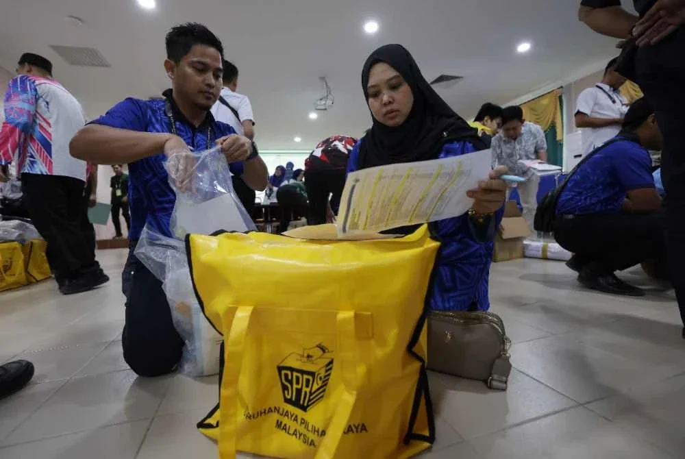 Petugas SPR membuat persiapan bagi PRK Parlimen Kinabatangan dan DUN Lamag yang akan berlangsung Sabtu ini di Pejabat Pendidikan Daerah (PPD) Kinabatangan. Foto Bernama