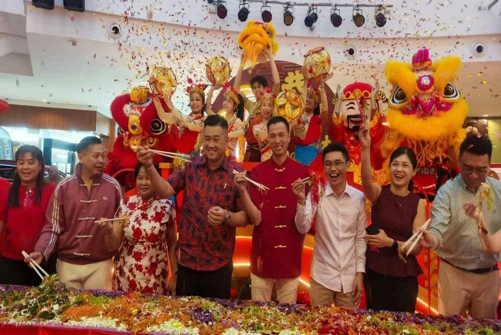 Chia Zhen (empat kiri) mengaul yee sang bersama barisan tetamu jemputan pada majlis perasmian pembukaan 'vitality oriental' di ruang Central Atrium Aman Central di Alor Setar pada Jumaat.