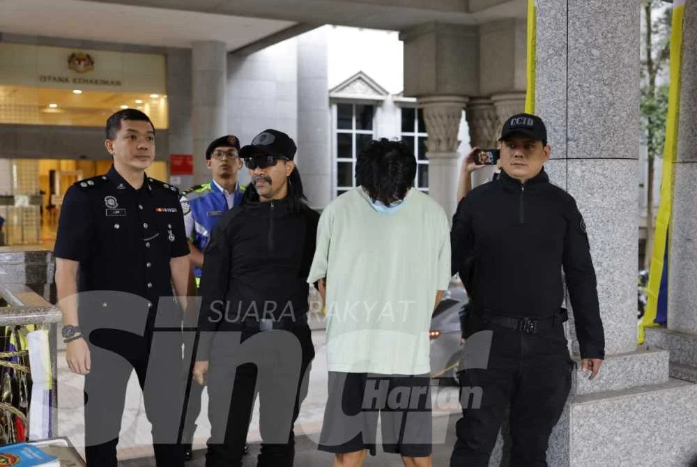 Wing Kit berbaju T warna putih, dihukum penjara dua tahun dan denda RM5,000 oleh Mahkamah Majistret Putrajaya pada Khamis. 