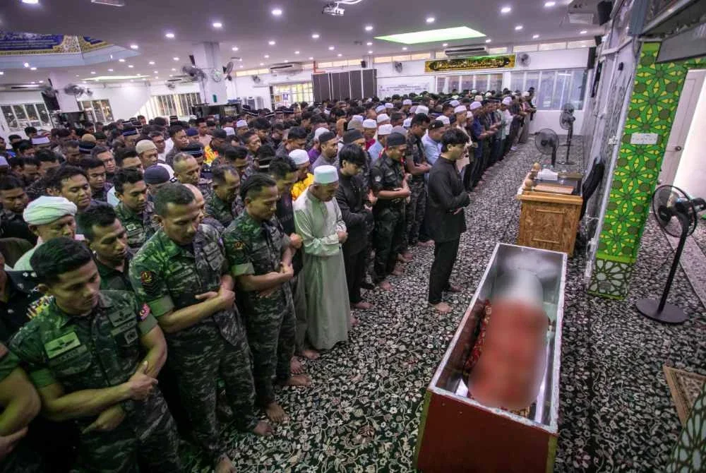 Ahli keluarga serta kenalan menunaikan solat jenazah di Masjid Saidina Abu Bakar, Briged Utara Pasukan Gerakan Am (PGA) pada Jumaat. Foto Bernama