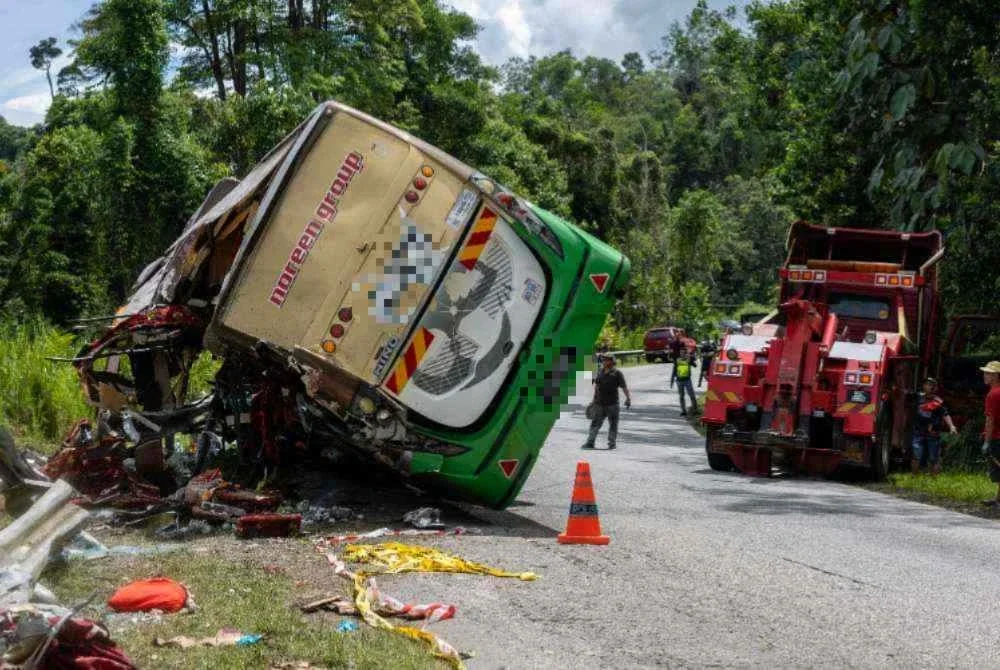 Kegagalan brek dan kelajuan berlebihan menyebabkan bas tergelincir dan terbalik.
