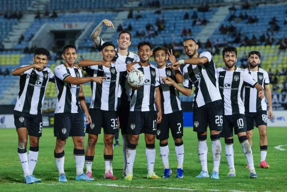 Pemain TFC, Engku Nur Shakir Engku Yacob (tengah) meraikan kejayaan bersama rakan sepasukannya setelah melakukan hatrik gol semasa menentang pasukan UM Damansara United di Stadium Sultan Mizan Zainal Abidin, Gong Badak pada Jumaat.