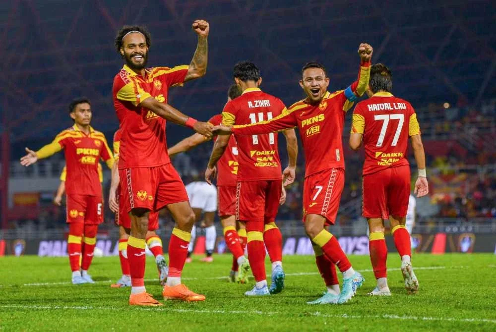 Faisal Halim meraikan gol bersama rakan sepasukan selepas menjaringkan bola ke gawang gol lawan pada perlawanan menentang Kelantan The Real Warriors FC di Stadium Majlis Bandaraya Petaling Jaya pada Jumaat. Foto Bernama