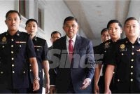 Mohd Nizam yang disiasat berkaitan salah guna kuasa dan siasatan membabitkan Tabung Kebajikan Angkatan Tentera (TKAT) tiba di Kompleks Mahkamah Kuala Lumpur, pada Jumaat. Foto SINAR HARIAN-ROSLI TALIB 