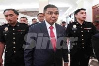 Mohd Nizam Jaffar mengaku tidak bersalah atas dua kes guna kedudukan untuk suapan berjumlah RM552,481.90 dan masing-masing satu pecah amanah Tabung Kebajikan Angkatan Tentera (TKAT) membabitkan RM3 juta dan menerima RM200,000 sejak 2024 lalu. Foto SINAR HARIAN-ROSLI TALIB 