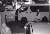 Rakaman CCTV menunjukkan suspek membawa senjata dalam kejadian pecah rumah di Residensi Prima, Kota Tinggi baru-baru ini. 