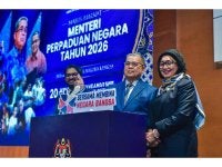 Menteri Perpaduan Negara, Datuk Aaron Ago Dagang (tengah) menunjukkan isyarat tangan ‘bagus’ selepas melancarkan tema perpaduan tahun 2026 yang mengangkat slogan Bersama Membina Negara Bangsa di Putrajaya, pada Selasa. - Foto: Bernama.