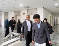 Da’i Syed hadir ke Mahkamah Tinggi Shah Alam pada Jumaat bersama isterinya dengan ditemani peguam.