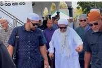 Abdul Hadi (tengah) ketika selesai menyampaikan kuliah Duha di Masjid Rusila di Marang pada Jumaat.