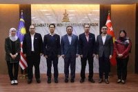 Mohd Azwan (tiga dari kiri) mengetuai delegasi SPRM Selangor dalam kunjungan hormat bertemu Amirudin (tengah) di Pejabat Menteri Besar Selangor pada Rabu.
