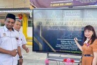 Hui Ying (kanan) menandatangani plak pada Majlis Penyerahan Papan Pintar Pembelajaran di Sekolah Jenis Kebangsaan Cina Sacred Heart di Balik Pulau pada Jumaat.