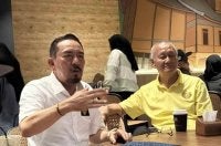 Muhamad Zaki (kiri) bersama Ketua Jurulatih KRW FC, Irfan Bakti Abu Salim.