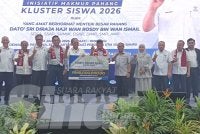 Wan Rosdy (lima dari kiri) pada Majlis Pelancaran IM Pahang Kluster Siswa 2026 di Dewan Sri Perdana, Kolej Perdana, UTM Skudai pada Jumaat.
