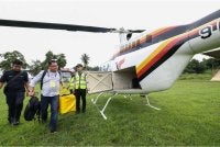 Petugas Suruhanjaya Pilihan Raya membawa peti undi untuk dihantar ke Pusat Mengundi di Kuamut menggunakan helikopter di padang Majlis Daerah Kinabatangan. Foto Bernama