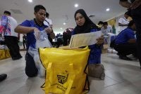 Petugas SPR membuat persiapan bagi PRK Parlimen Kinabatangan dan DUN Lamag yang akan berlangsung Sabtu ini di Pejabat Pendidikan Daerah (PPD) Kinabatangan. Foto Bernama