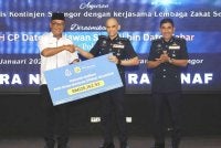 Mohd Khaidir (kiri) menyerahkan wakalah majikan kepada Shazeli di IPK Selangor, Shah Alam pada Jumaat.