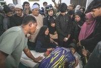 Suasana pilu menyelubungi ruang masjid apabila ahli keluarga gagal menahan sebak. Foto Bernama