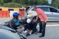 Al-Sultan Abdullah berkenan turun dari kenderaan untuk melihat serta bertanya sendiri situasi mangsa. Foto Facebook Kesultanan Pahang