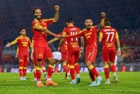 Faisal Halim meraikan gol bersama rakan sepasukan selepas menjaringkan bola ke gawang gol lawan pada perlawanan menentang Kelantan The Real Warriors FC di Stadium Majlis Bandaraya Petaling Jaya pada Jumaat. Foto Bernama