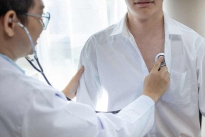 Kos rawatan hospital swasta yang meningkat saban tahun bukan sahaja menyebabkan premium insurans melambung, malah memaksa sebahagian pesakit menangguhkan rawatan kerana kekangan kewangan. Gambar hiasan