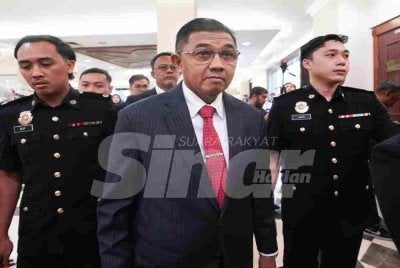 Mohd Nizam Jaffar mengaku tidak bersalah atas dua kes guna kedudukan untuk suapan berjumlah RM552,481.90 dan masing-masing satu pecah amanah Tabung Kebajikan Angkatan Tentera (TKAT) membabitkan RM3 juta dan menerima RM200,000 sejak 2024 lalu. Foto SINAR HARIAN-ROSLI TALIB 