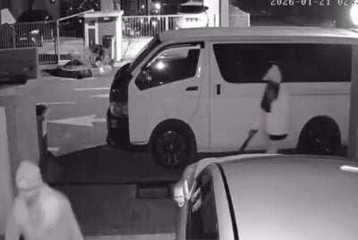 Rakaman CCTV menunjukkan suspek membawa senjata dalam kejadian pecah rumah di Residensi Prima, Kota Tinggi baru-baru ini. 