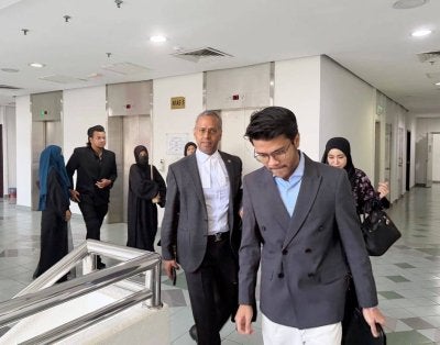 Da’i Syed hadir ke Mahkamah Tinggi Shah Alam pada Jumaat bersama isterinya dengan ditemani peguam.