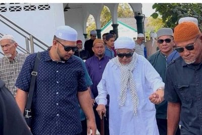 Abdul Hadi (tengah) ketika selesai menyampaikan kuliah Duha di Masjid Rusila di Marang pada Jumaat.