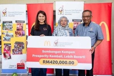 Chin Mei Lee (kiri) bergambar bersama sempena majlis penyerahan sumbangan hasil Kempen ‘Prosperity Kembali, Lebih Bererti’ di Rumah Ronald McDonald, HCTM-UKM