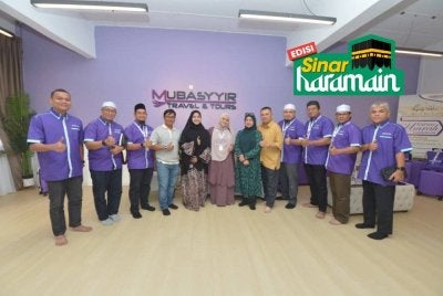 INTAN (enam dari kanan) bergambar bersama staf Mubasyyir selepas sidang akhbar di pejabatnya di Shah Alam pada Selasa. 
