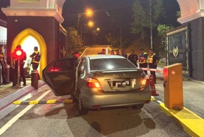 Kemalangan berlaku di Pintu 2, Istana Negara, mengakibatkan kerosakan pada 'bollard pole' dan 'barrier gate'. 