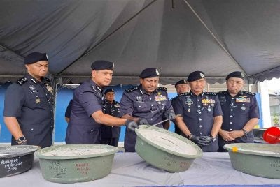 Hussein (tengah) menunjukkan rampasan dadah jenis MDMA yang telah diproses dan disorok dalam bentuk ketulan campuran simen seberat kira-kira 618.24 kilogram yang didalangi sindiket antarabangsa. 