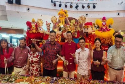 Chia Zhen (empat kiri) mengaul yee sang bersama barisan tetamu jemputan pada majlis perasmian pembukaan 'vitality oriental' di ruang Central Atrium Aman Central di Alor Setar pada Jumaat.