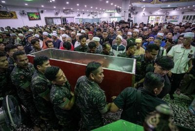 Jenazah pegawai kanan Pasukan 69 Komando (VAT 69), Allahyarham Inspektor Khairil Azhar Kamaruddin, yang terkorban ketika menjalani latihan menyelam di Pulau Mataking, Semporna, selamat tiba di Masjid Saidina Abu Bakar, Briged Utara Pasukan Gerakan Am (PGA) untuk urusan solat jenazah.- Foto Bernama 