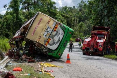 Kegagalan brek dan kelajuan berlebihan menyebabkan bas tergelincir dan terbalik.