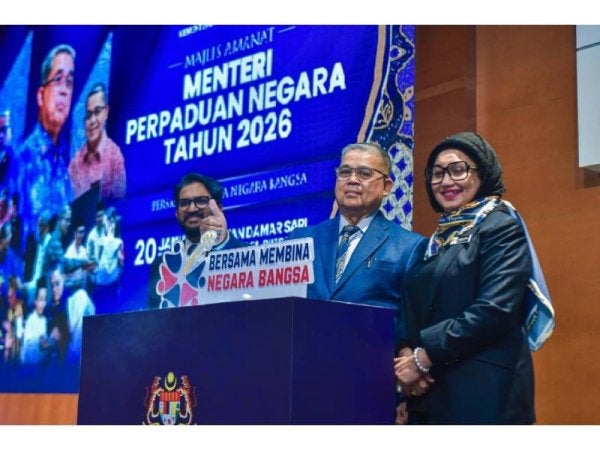 Menteri Perpaduan Negara, Datuk Aaron Ago Dagang (tengah) menunjukkan isyarat tangan ‘bagus’ selepas melancarkan tema perpaduan tahun 2026 yang mengangkat slogan Bersama Membina Negara Bangsa di Putrajaya, pada Selasa. - Foto: Bernama.