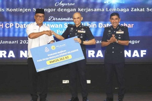 Mohd Khaidir (kiri) menyerahkan wakalah majikan kepada Shazeli di IPK Selangor, Shah Alam pada Jumaat.