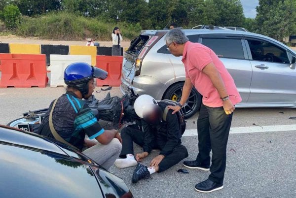 Al-Sultan Abdullah berkenan turun dari kenderaan untuk melihat serta bertanya sendiri situasi mangsa. Foto Facebook Kesultanan Pahang