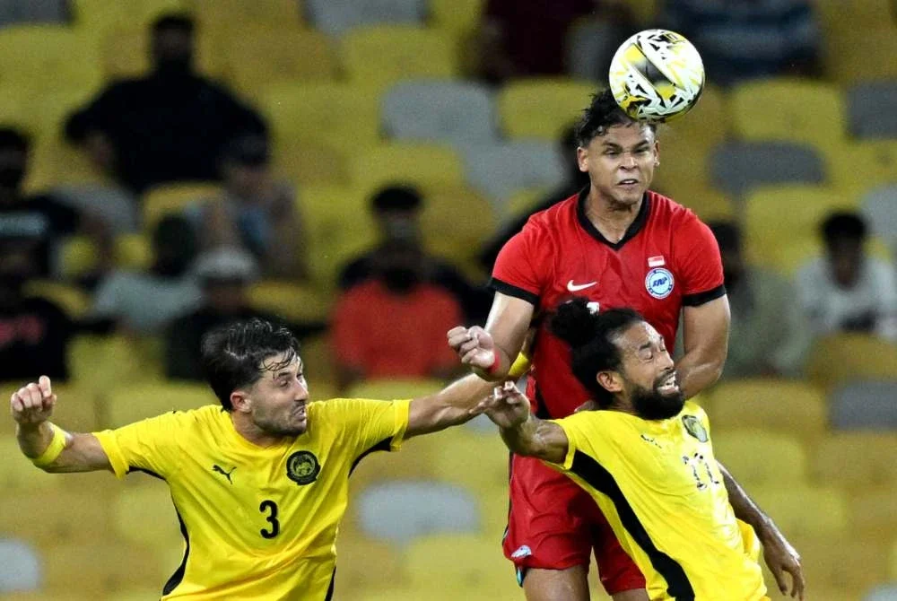 Facundo Garces (kiri) antara tujuh pemain warisan yang dikenakan hukuman oleh FIFA.