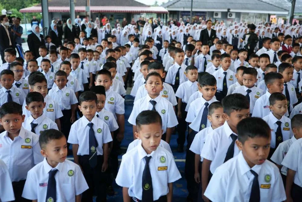 Di dunia, 143 buah negara sudah amalkan pendaftaran darjah satu bagi kanak-kanak usia enam tahun. - Foto fail Bernama